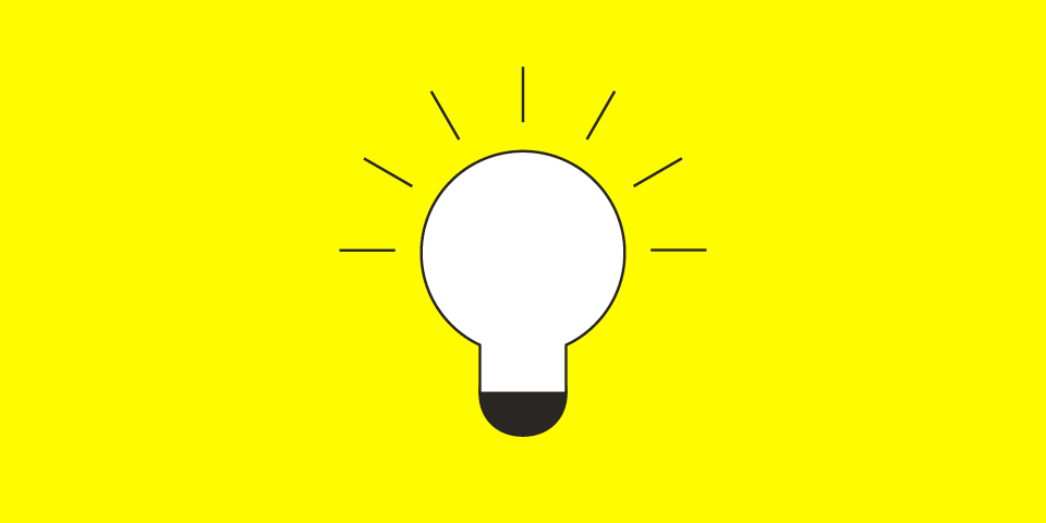 Eine grafische weiß-schwarze Glühbirne vor gelbem Hintergrund. 