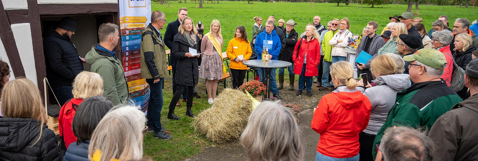 Umweltministerin Thekla Walker, Landrat vom Landkreis Böblingen Roland Bernhard und viele Besucher nehmen an der Eröffnung eines Streuobstwiesen-Lehrpfades im Rahmen der Klimaländetage teil.